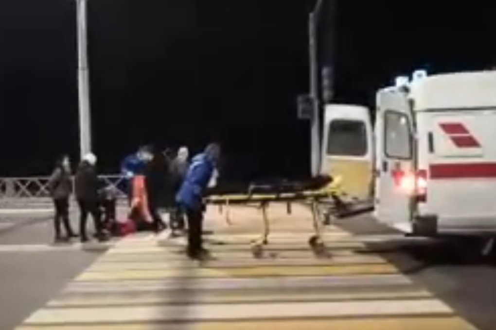 Автобус сбил пешехода. Сбили пешехода в Ярославле. Сбитый человек на пешеходном переходе. ДТП Ярославль автобус сбил пешеходов 19.02.2022.