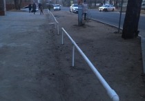В Чите на улице Угданской неизвестные установили ограждения из пластиковых труб