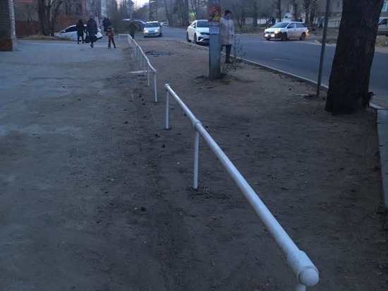 Ограждение из пластиковых труб сделали на одной из улиц Читы