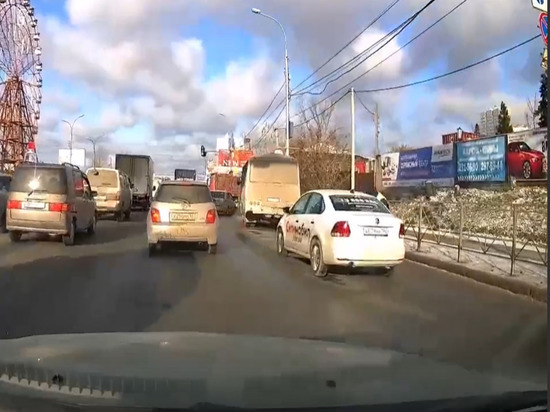 Сразу две аварии устроили водители на дороге в Новосибирске: собирается пробка