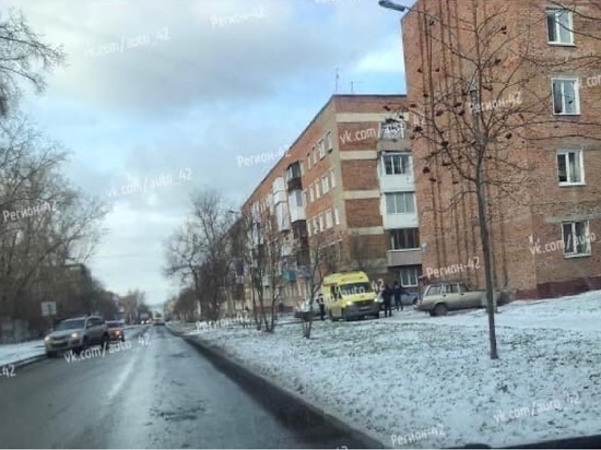Водитель врезался в кирпичный дом в столице Кузбасса