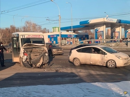 Маршрутка разбита, трубы на дороге: в Новосибирске произошло сразу несколько ДТП