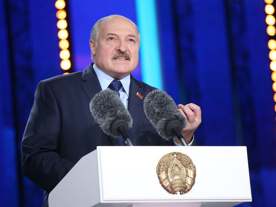 Лукашенко поручил сформировать из бывших военных дружины и раздать оружие