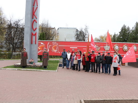 В Калуге коммунисты провели автопробег в годовщину Ленинского комсомола