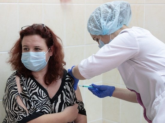 Медики детской поликлиники Пскова получили прививки от коронавируса