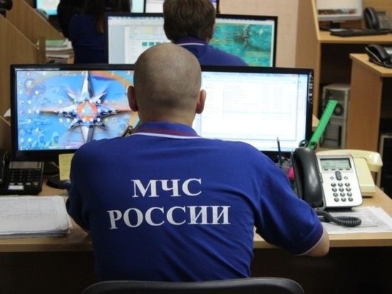 Водителя зажало в кабине самосвала во время аварии на Колыме
