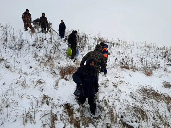 На Ямале спасатели помогли снегоходчикам добраться до дома