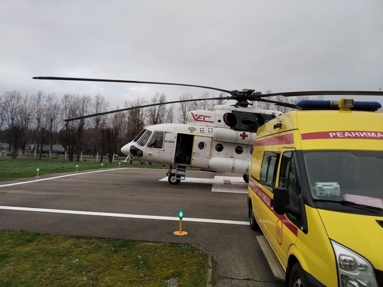 В Тверь на вертолете доставили двух людей с острой коронарной патологией