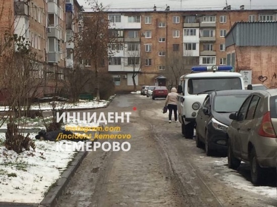 Мужчину без сознания обнаружили в одном из дворов Кемерова