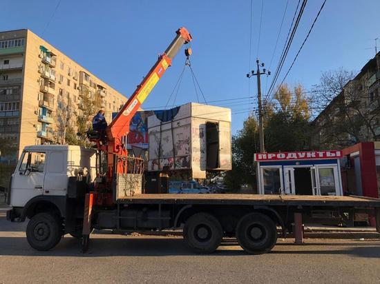 В Астрахани продолжают демонтировать незаконные торговые павильоны