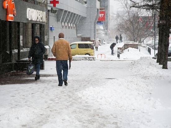 Новосибирцев попросили очистить балконы от снега и сосулек