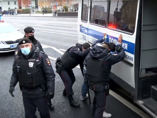 Начались задержания участников мусульманского митинга у посольства Франции в Москве
