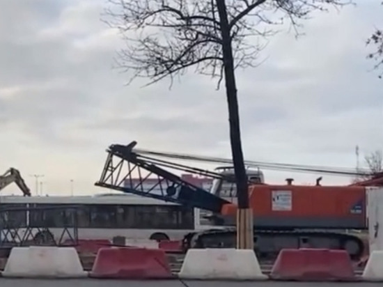 На Пулковском шоссе рухнул строительный кран