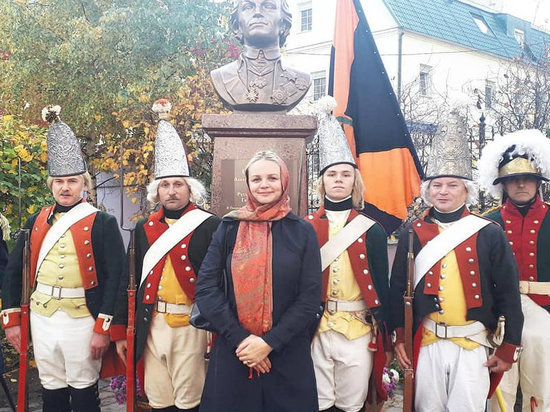 Представительница Костромского землячества приняла участие в открытии памятника А.В. Суворову
