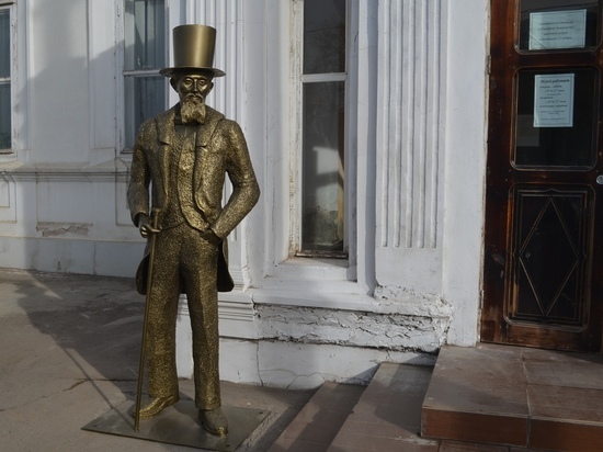 Скульптуру купца Бутина установили возле музея в Нерчинске