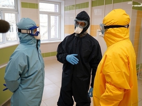 Курдюмов и Титов побывали в "красной зоне" инфекционного госпиталя