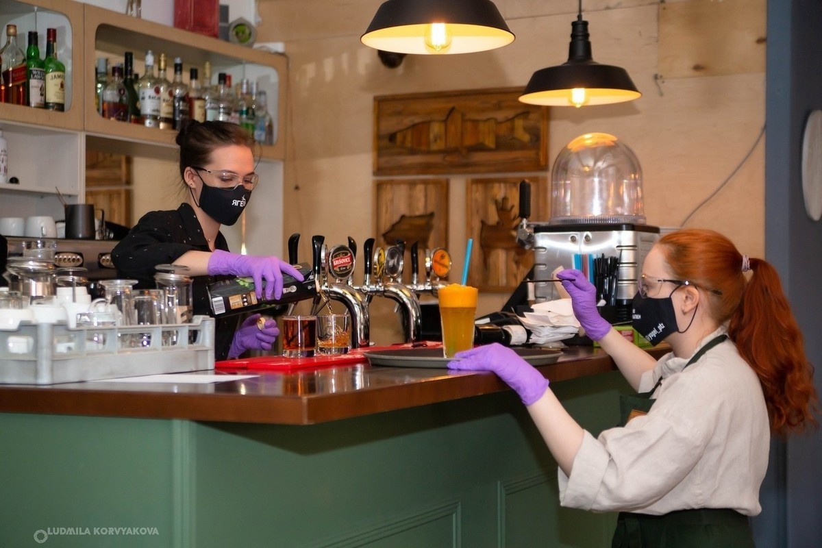 Люди в общепите. Рестораны после пандемии. Работники кафе. Кафе после работы. Возобновим работу ресторана после праздника.