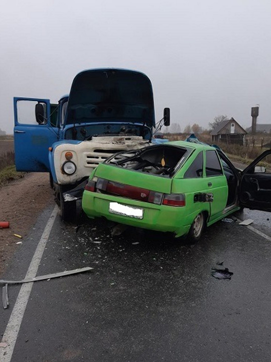 В Хиславичском районе 25-летний водитель ВАЗа погиб при столкновении с ЗИЛом