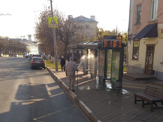 Во Владимире осуществляется противовирусная обработка остановок и тротуаров