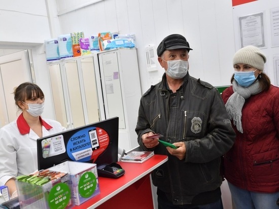 Саратовский губернатор Радаев посетил аптеку с «большим запасом антибиотиков»