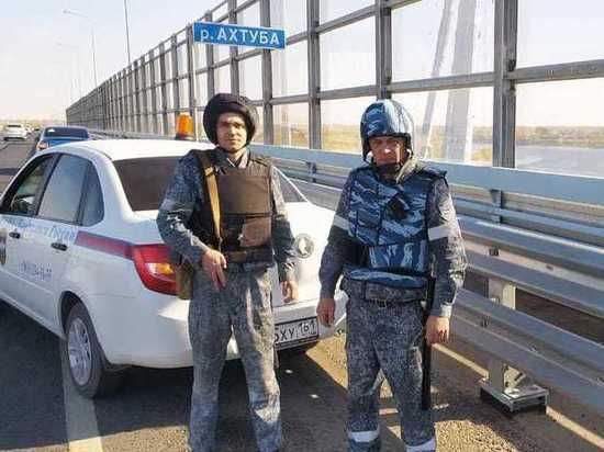 Мост через Ахтубу под Волгоградом охраняют вооруженные патрули