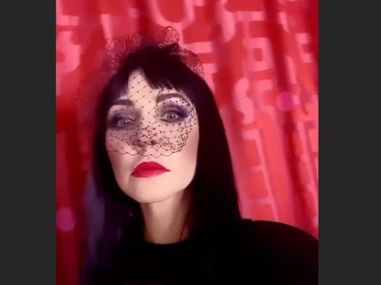 Навка на Хэллоуин оделась как Мортиша из "Семейки Аддамс"