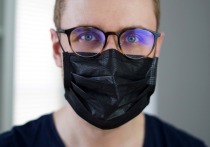 Люди, которые носят очки, в пять раз реже заражаются коронавирусом, заявил доктор биологических наук, профессор НГУ Сергей Нетесов