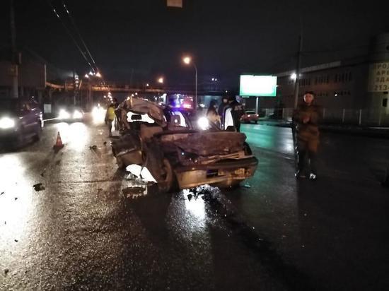 «Тойота» превратилась в груду железа после ДТП в Новосибирске: водитель не выжил