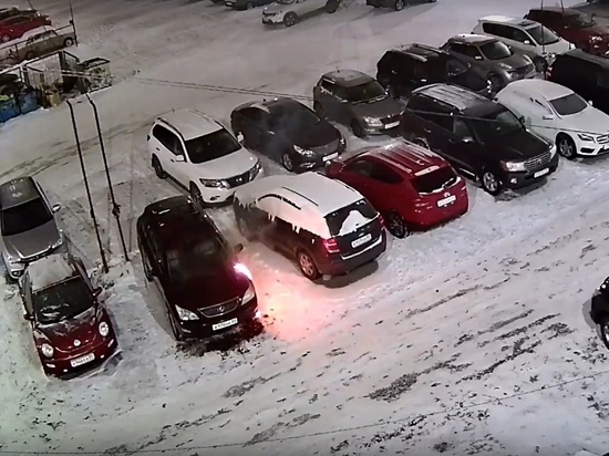 Поджог Lexus в Ноябрьске попал на видео