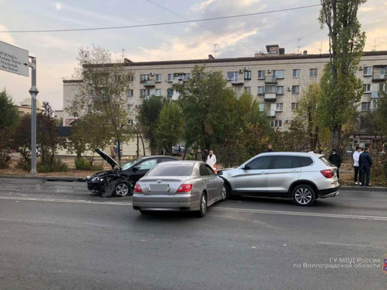 Двенадцатилетняя девочка и пенсионер травмировались в ДТП в Волгограде