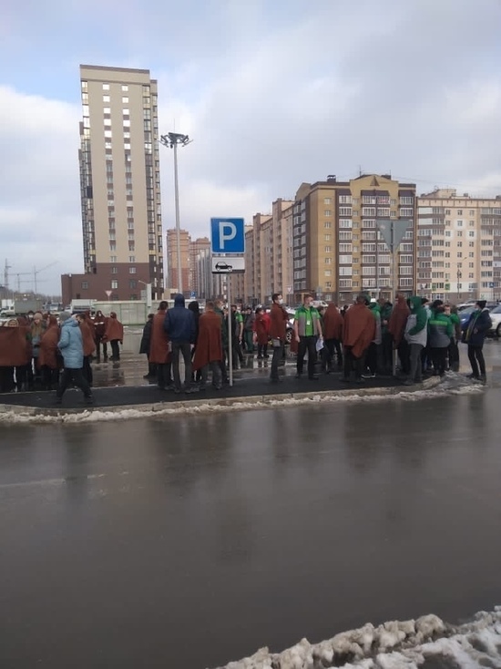 Людей эвакуировали на улицу из крупного супермаркета в Новосибирске. Видео