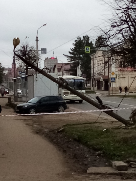 Фонарный столб опасно навис над тротуаром в Тверской области