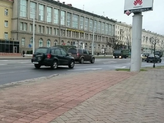  Машины проследовали в направлении стелы "Минск город-герой"