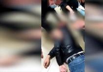 В социальной сети размещено видео, на котором мужчины избивают отца-одиночку в Волгограде из-за конфликта в родительском чате