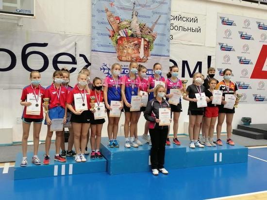 Десять медалей привезли с первенства Сибири абаканские теннисистки