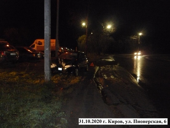 В Кирове пьяный бесправник на "Калине" врезался в столб
