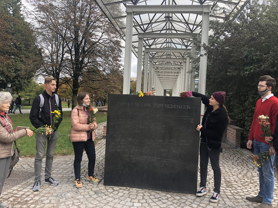 Германия: Мюнхенские подростки возложили цветы к мемориалу «Борцам сопротивления»
