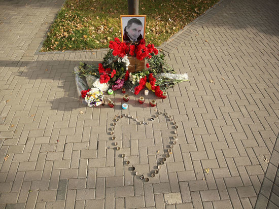 Коллеги Романа Гребенюка создали стихийный мемориал в центре Волгограда