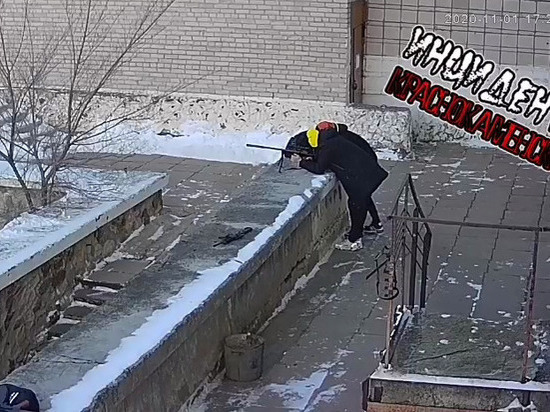 Двух забайкальцев чуть не задержали за игру с макетами оружия возле суда