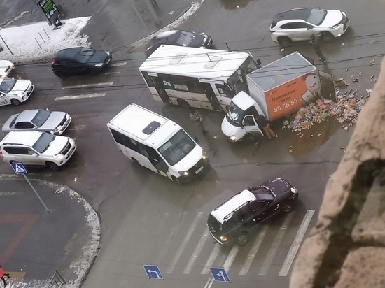 В Барнауле пассажиры автобуса пострадали во время ДТП с фургоном, перевозившим конфеты