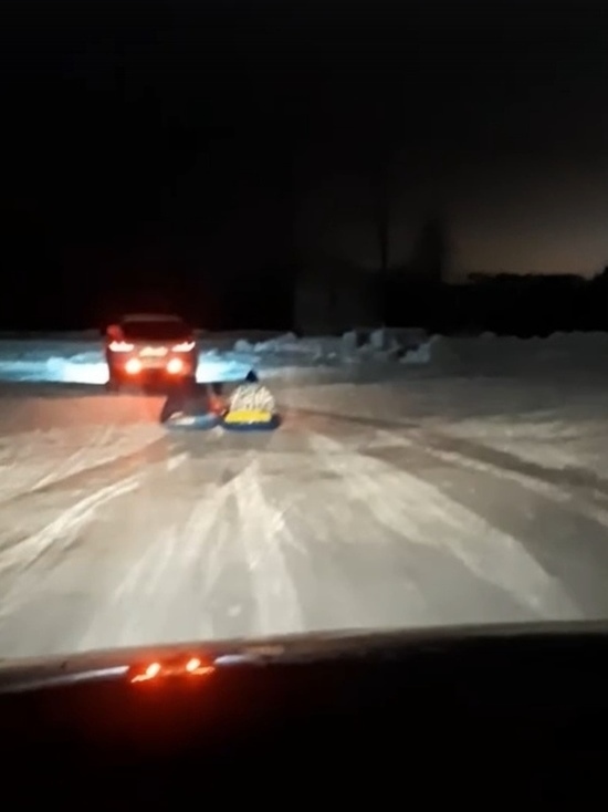 В Новом Уренгое катание подростков на «ватрушке» за машиной возмутило водителей