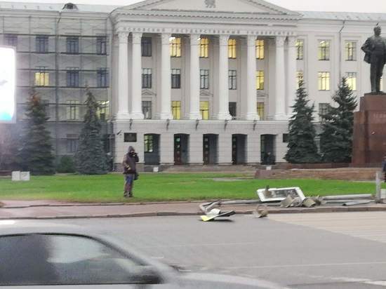 Светофор и дорожный знак рухнули на площади Ленина в Пскове