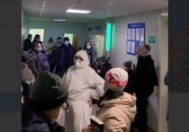 В одной из поликлиник Читы, где делают компьютерную томографию больным коронавирусом, образовалась очередь из нескольких десятков людей