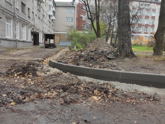 Подрядчик не успел отремонтировать к сроку двор в центре Пскова
