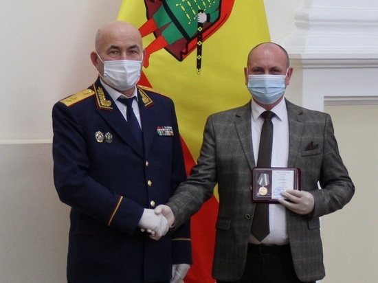 Никешкин вручил рязанцу медаль Следственного комитета «За содействие»