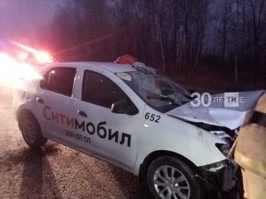 Водитель легковушки с прицепом погиб в ДТП с такси в Татарстане