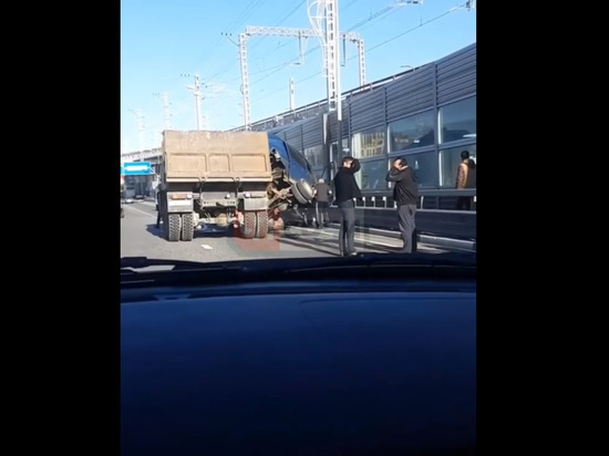 В Сочи погиб водитель припаркованной «Газели», в которую врезался «КАМАЗ»