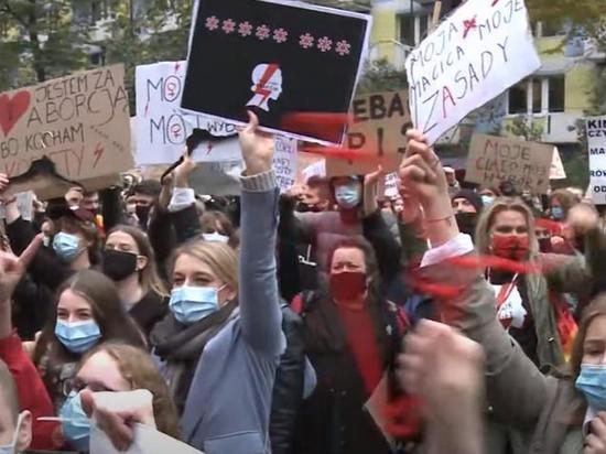 Из-за протестов власти Польши отложили введение полного запрета на аборты