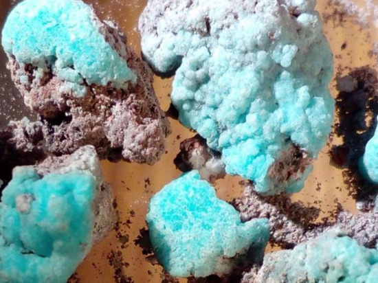 На Камчатке открыли красивейший минерал, который может заменить батарейки