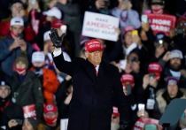 Действующий президент США Дональд Трамп побеждает в важном в этом голосовании штате Айова, согласно первым итогам подсчёта